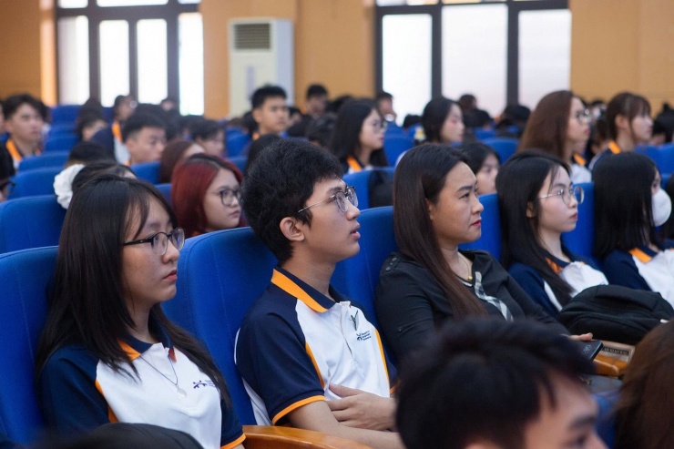 Nguyễn Hữu Phước (thứ hai từ trái qua) tại lễ khai giảng của Trường Đại học Công nghệ Giao thông Vận tải sáng nay. Ảnh: Nguyễn Tùng