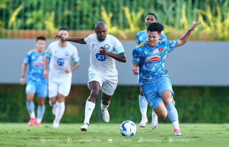 Các ngoại binh Nam Định có sức khỏe tốt hơn đồng nghiệp tuyển Việt Nam. Ảnh: VFF