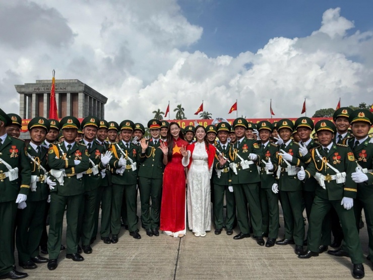 Hoa hậu Lương Thùy Linh (áo dài trắng) "lần đầu tiên thấy mình nhỏ bé" khi cùng Bảo Ngọc đứng bên các chiến sĩ.
