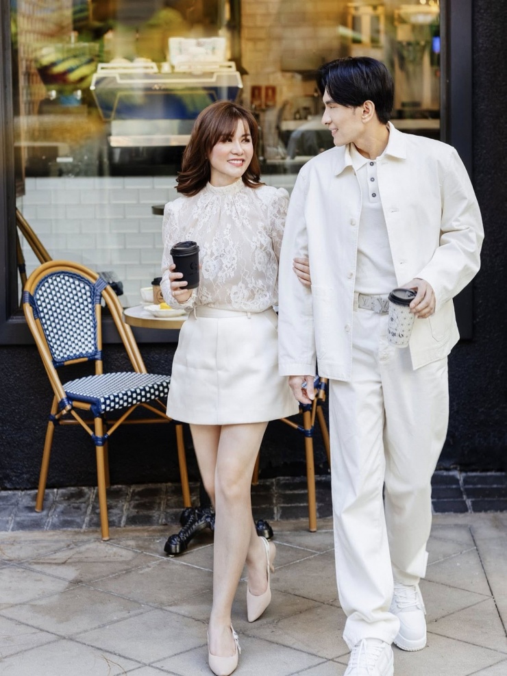 Ca sĩ Đan Trường và vợ cũ Thủy Tiên khoác tay nhau chụp ảnh kỷ niệm một năm khai trương chuỗi cửa hàng cà phê tại Mỹ.