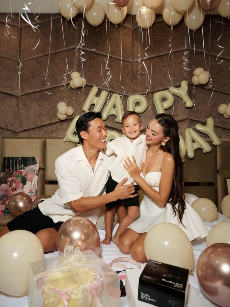 Người mẫu Dianka Zakhidova đón tuổi 25 bên ông xã Bùi Tiến Dũng và con trai.