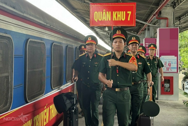Dòng người chen chúc đón chiến sĩ A80 tại ga Sài Gòn - 2