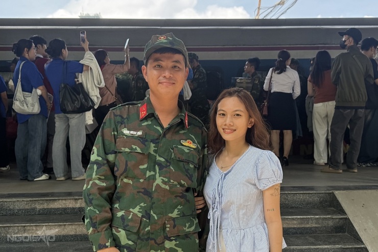 Dòng người chen chúc đón chiến sĩ A80 tại ga Sài Gòn - 4