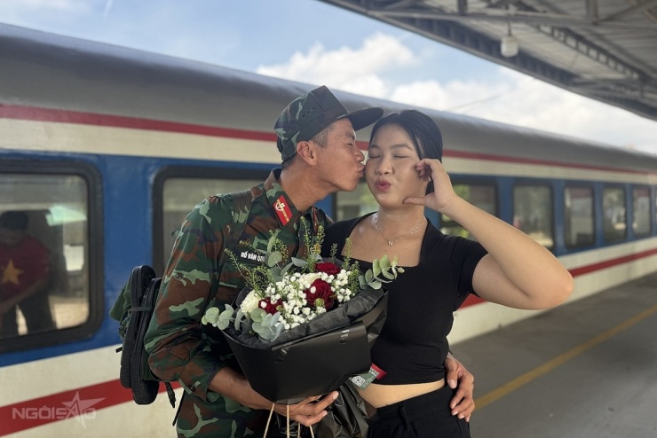 Dòng người chen chúc đón chiến sĩ A80 tại ga Sài Gòn - 5