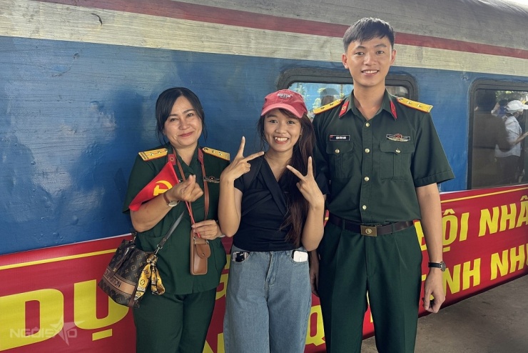 Dòng người chen chúc đón chiến sĩ A80 tại ga Sài Gòn - 6