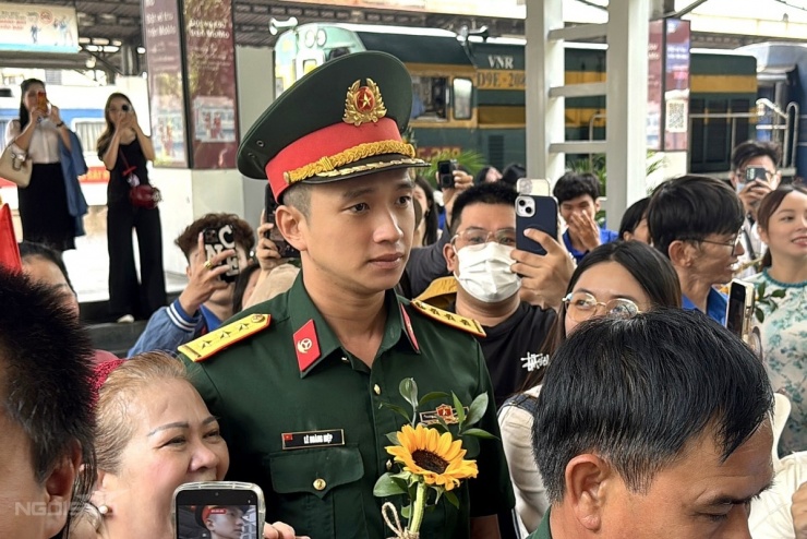 Dòng người chen chúc đón chiến sĩ A80 tại ga Sài Gòn - 7
