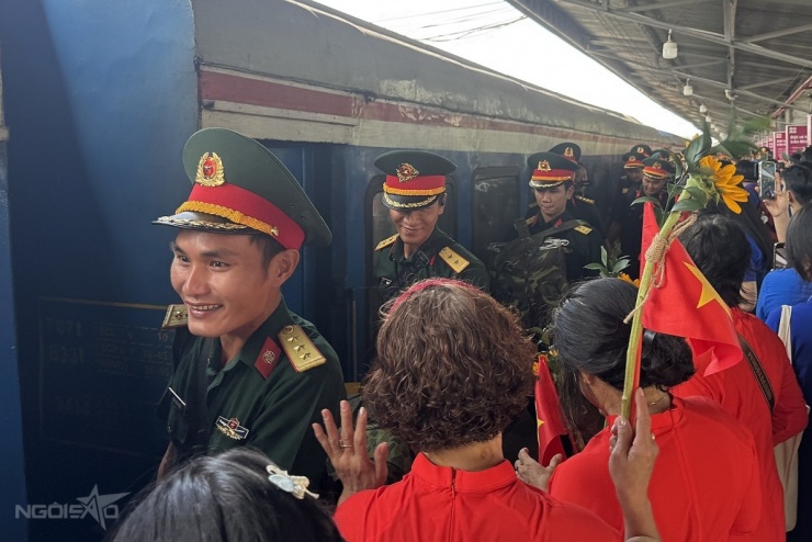 Dòng người chen chúc đón chiến sĩ A80 tại ga Sài Gòn - 9