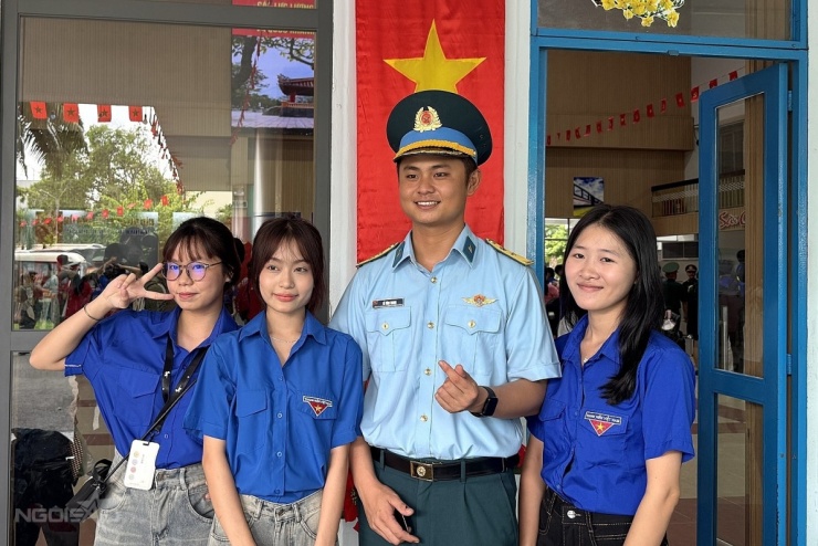 Dòng người chen chúc đón chiến sĩ A80 tại ga Sài Gòn - 10