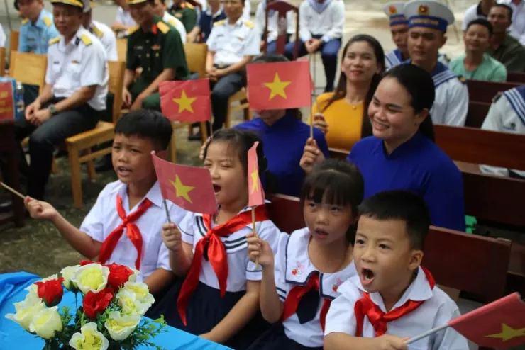 Các em hào hứng bước vào năm học mới. Ảnh: NA
