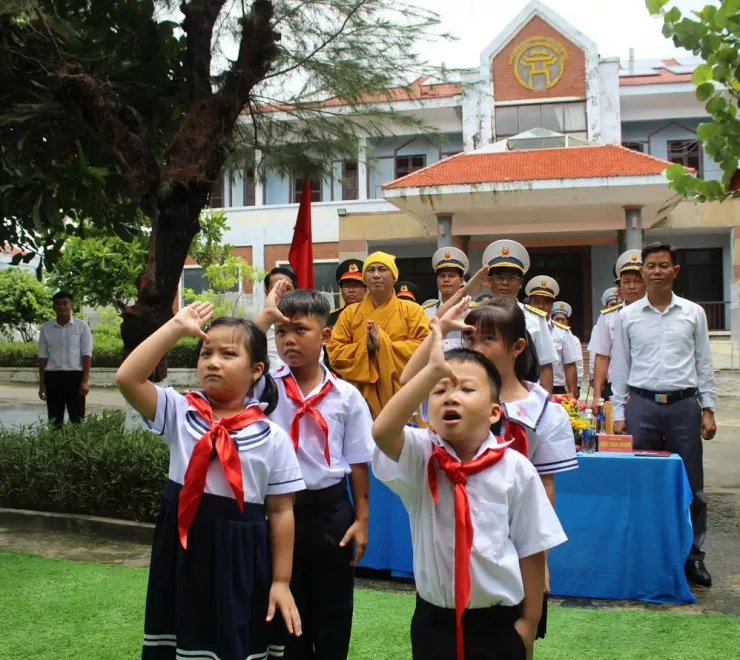 Học sinh đặc khu Trường Sa cất tiếng hát Quốc ca trong lễ khai giảng. Ảnh: NA