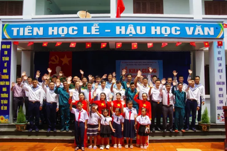 Cán bộ, chiến sĩ, nhân dân và các cháu trên đảo Trường Sa chào đón năm học mới. Ảnh: NA
