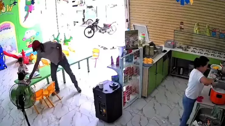 Người đàn ông giật điện thoại trên tay bé gái rồi bỏ chạy. Ảnh: Cắt từ clip