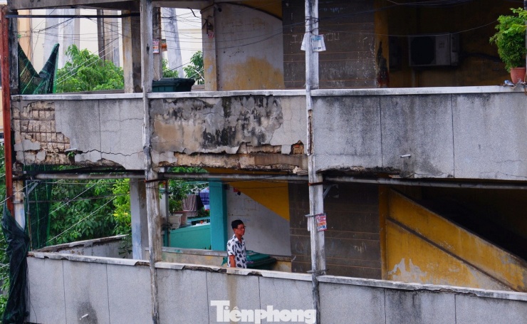 Chung cư Phạm Thế Hiển tọa lạc tại quận 8 cũ (nay là phường Chánh Hưng, TPHCM) được xây dựng từ năm 1972, gồm 3 lô A, B, C, mỗi lô cao 4 tầng, hiện có khoảng 450 hộ dân đang sinh sống.