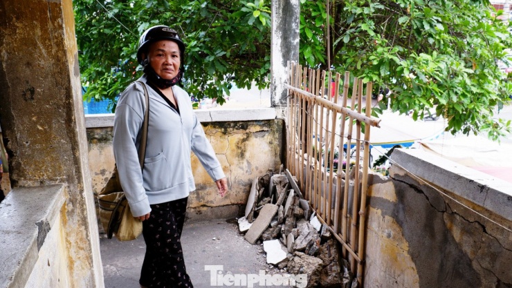 Một đoạn hành lang tại tầng một của lô B bị hư hỏng, người dân phải dựng rào tre tạm để ngăn nguy hiểm. Suốt nhiều tháng qua, tình trạng này vẫn chưa được khắc phục.
