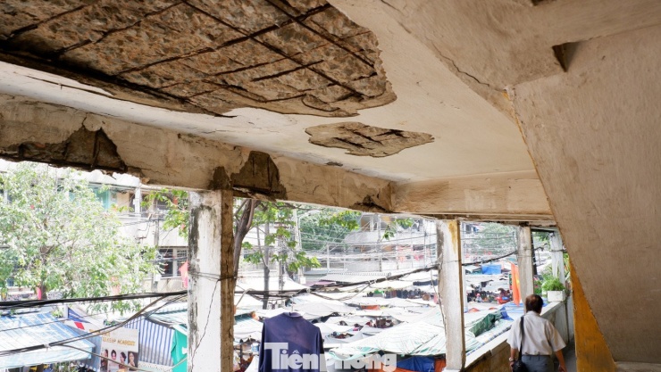 Nhiều vị trí bê tông bong tróc, khung sắt lộ rõ và bị rỉ sét.