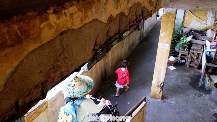 Bà Nguyễn Thị Hoa, 65 tuổi (cư dân lô B, chung cư Phạm Thế Hiển) chia sẻ: “Tôi sống ở đây hơn 40 năm, giờ bước ra hành lang là thấy nơm nớp lo. Mỗi khi nghe tiếng động mạnh lại sợ bê tông rơi xuống".