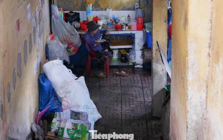 Lối đi ở lô C thuộc chung cư Phạm Thế Hiển được tận dụng làm nơi để đồ đạc và vật dụng phục vụ sinh hoạt.