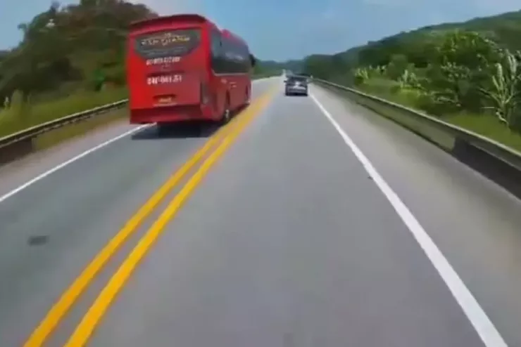 Ô tô khách đi sai làn đường trên tuyến cao tốc Nội Bài - Lào Cai. Ảnh cắt từ clip