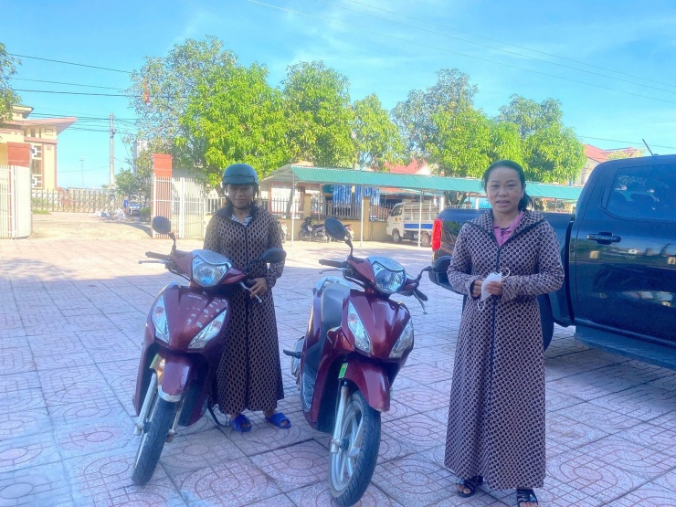 Công an bàn giao hai chiếc xe về đúng chủ nhân cho hai người phụ nữ. Ảnh: CACC