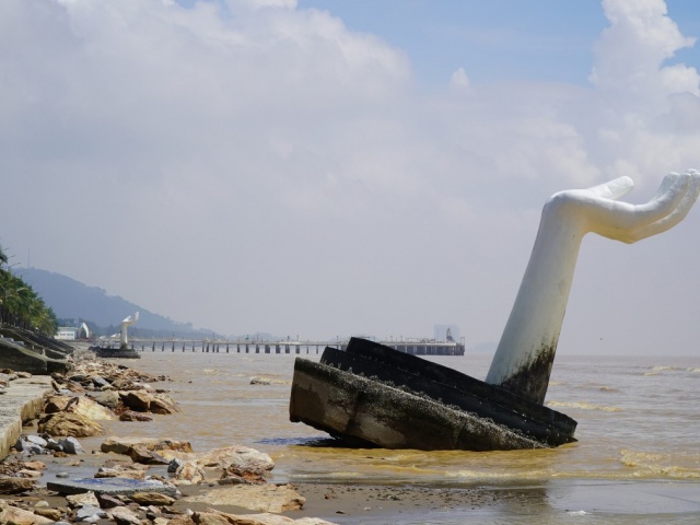 Tượng cánh tay ở Hải Tiến bị sóng xô lật nghiêng