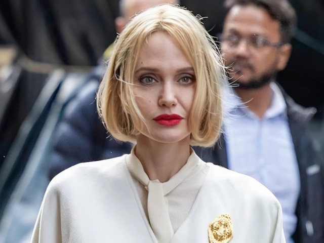 Angelina Jolie đổi kiểu tóc ngắn vàng hoe