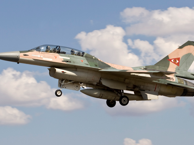 Tiêm kích F-16 Venezuela “áp sát tàu chiến Mỹ“