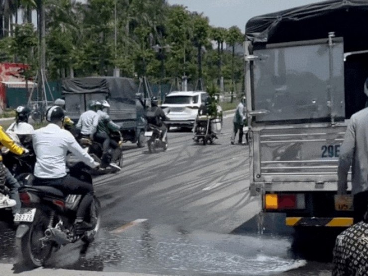 Xử phạt tài xế vụ dầu Diesel tràn đường, nhiều xe máy trượt ngã