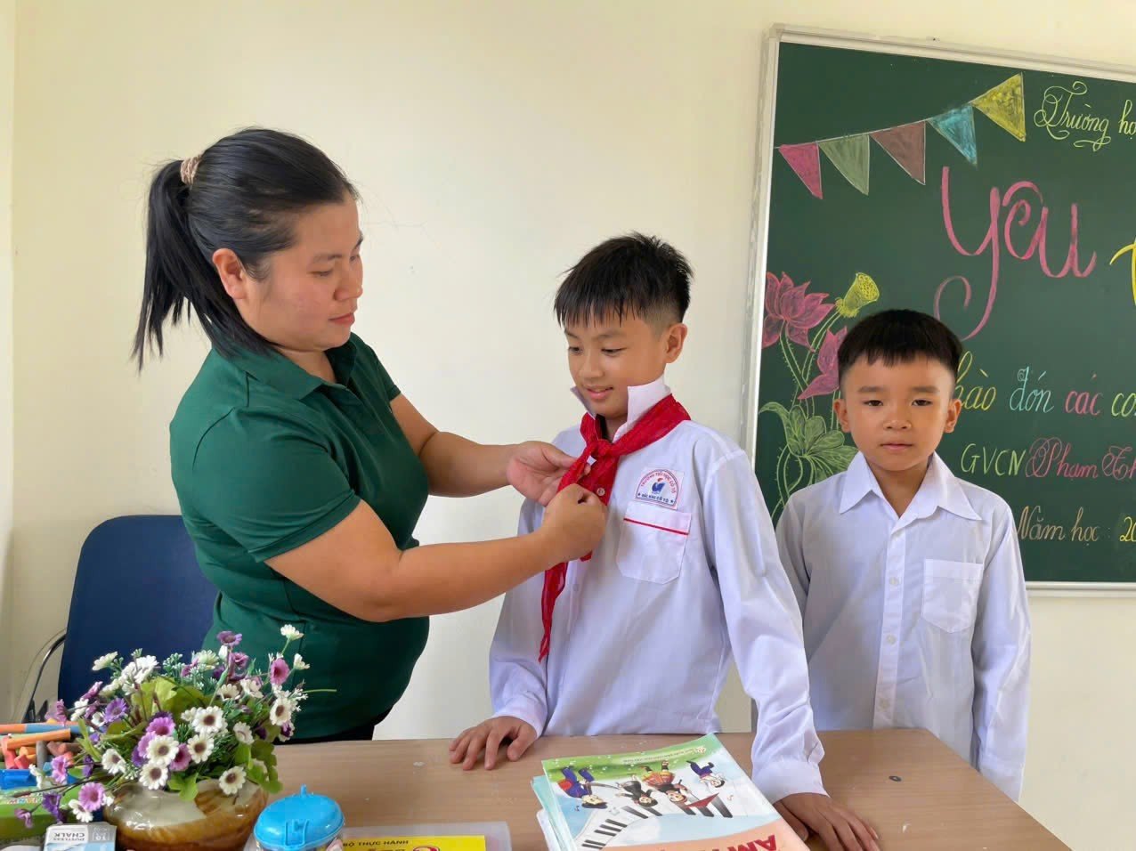 Cô giáo Lê Thị Mai Linh giúp các em thắt khăn quàng đỏ chuẩn bị cho ngày tựu trường.
