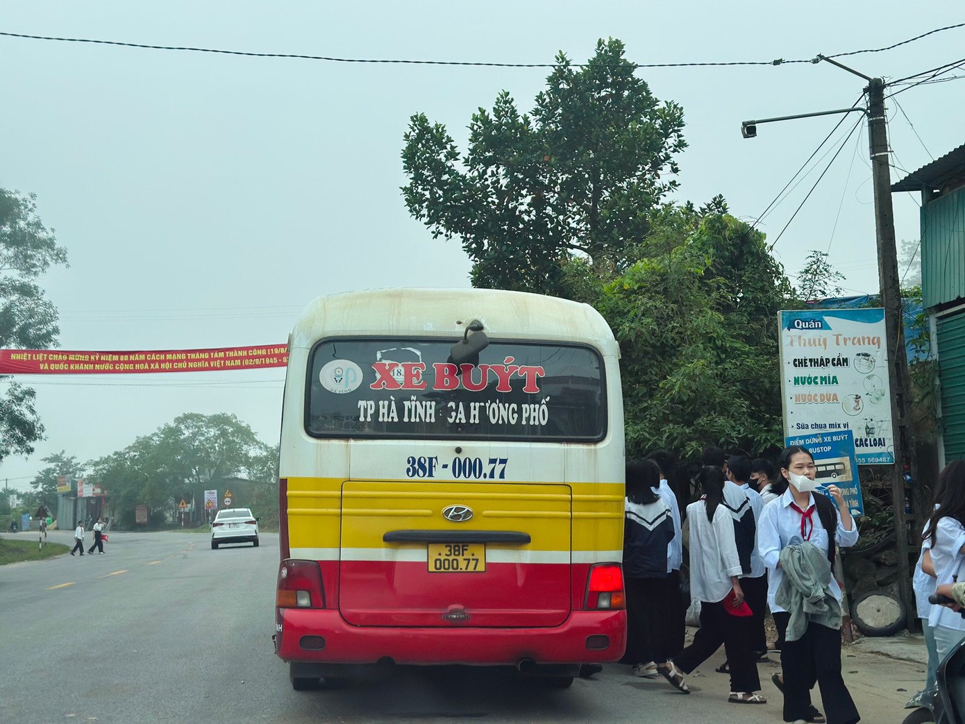 Nhiều học sinh cách trường hàng chục km di chuyển xe buýt để đến trường.