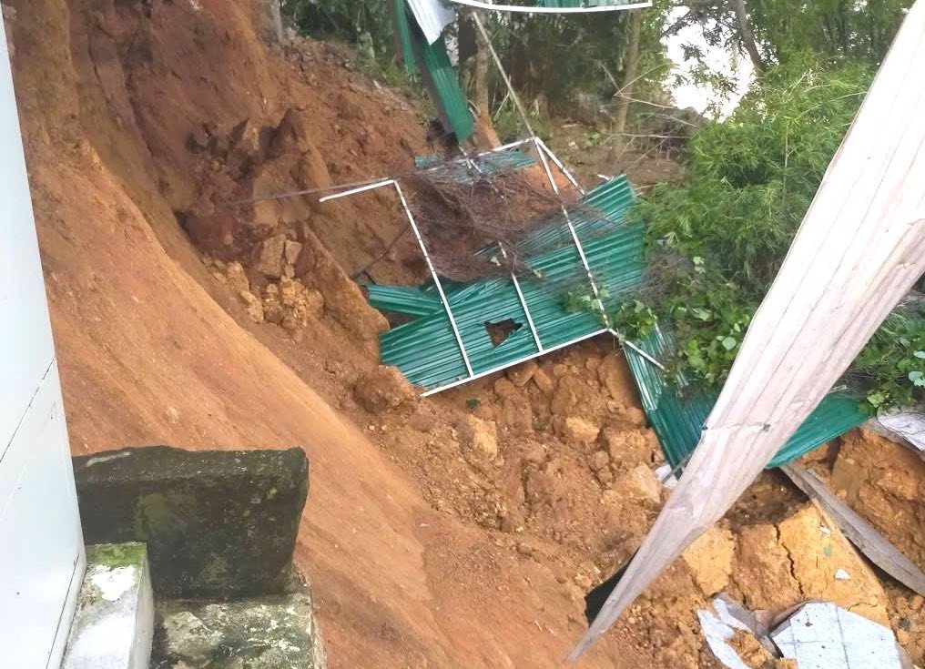 Sạt lở khiến nhà dân và trạm sạc điện bị cuốn xuống sông - 4