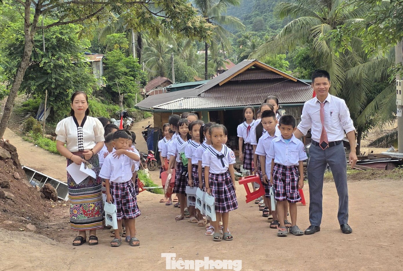 Từ sáng sớm, các em học sinh Trường Phổ thông Dân tộc bán trú Tiểu học Mỹ Lý 2 đã có mặt tại Trường mầm non để dự lễ khai giảng chung đặc biệt.