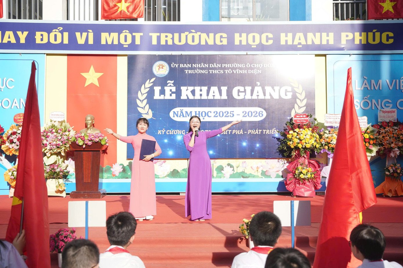 Hòa chung không khí tưng bừng Lễ Khai giảng năm học mới trên cả nước, thầy trò trường THCS Tô Vĩnh Diện (phường Ô Chợ Dừa, Hà Nội) cũng hân hoan đón chào ngày hội toàn trường.