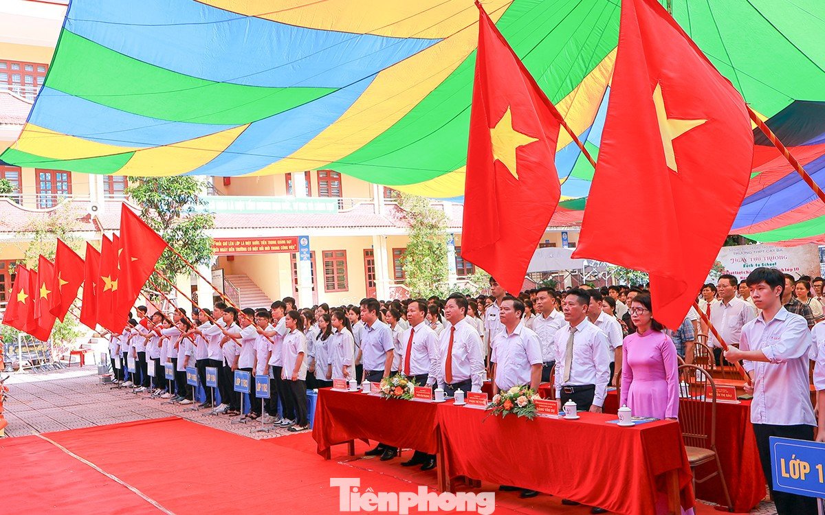 Sáng 5/9, hòa chung không khí ngày hội Khai giảng năm học mới 2025-2026, hơn 1 triệu học sinh tại 1.600 cơ sở giáo dục thuộc 114 xã, phường, đặc khu tại Hải Phòng đồng loạt dự lễ khai giảng kết nối trực tuyến với điểm cầu Trung ương.