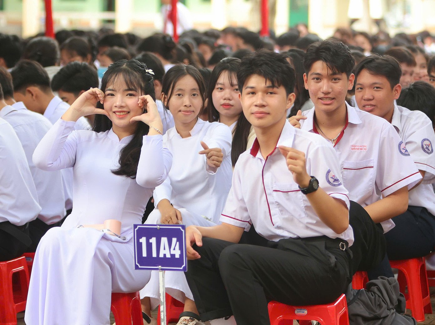 Học sinh trường THPT Vĩnh Thạnh háo hức vào năm học mới.