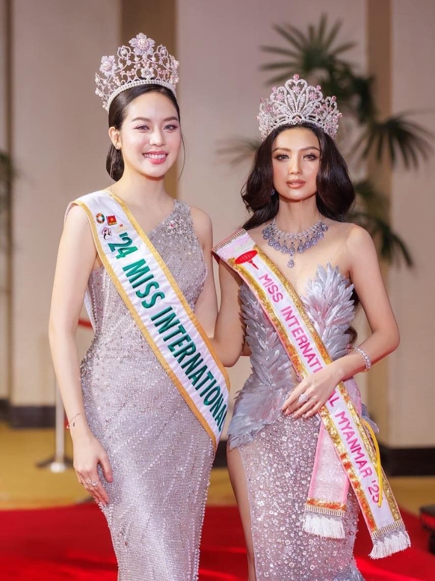 Hoa hậu Thanh Thủy bên tân Hoa hậu Quốc tế Myanmar - Nana Lee. Cô là đại diện Myanmar tại Hoa hậu Quốc tế 2025 tổ chức ở Nhật Bản. Nana Lee là Á hậu 1 Hoa hậu Hoàn vũ Myanmar 2025. Cô cao 1,68 m, có nhan sắc ngọt ngào.