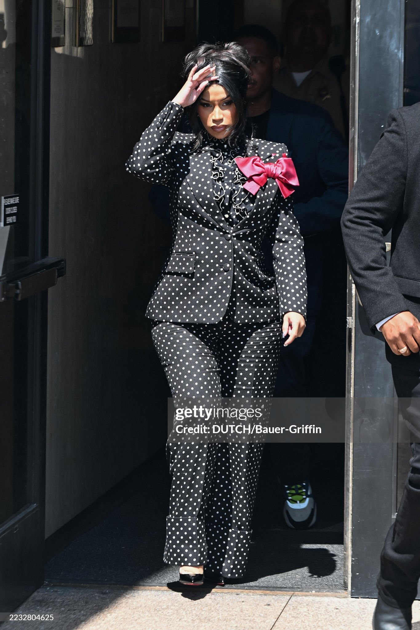 "Tắc kè hoa" Cardi B gây chú ý khi hầu tòa với loạt tạo hình thời trang đắt đỏ - 10