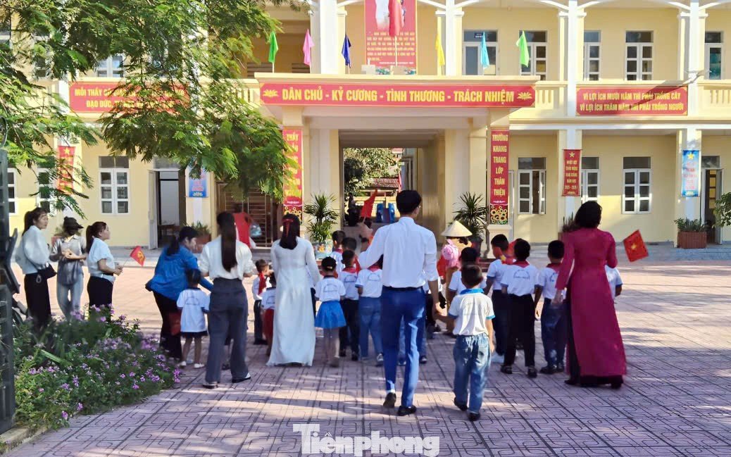 Từ sớm 5/9, 43 em học sinh mầm non, tiểu họcTrường tiểu học Bạch Long Vĩ được phụ huynh đưa đến trường dự lễ khai giảng năm học mới.
