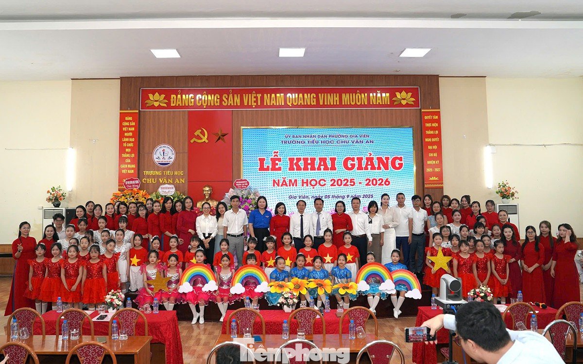 Tại Trường tiểu học Chu Văn An (phường Gia Viên, TP Hải Phòng), do trời mưa, thầy và trò dự lễ khai giảng trực tuyến trong phòng đa năng và các lớp học. Dịp này, Trường tiểu học Chu Văn An vinh dự nhận cờ thi đua "Đơn vị xuất sắc dẫn đầu công tác Đội và phong trào thiếu nhi khối tiểu học" của Thành Đoàn Hải Phòng.