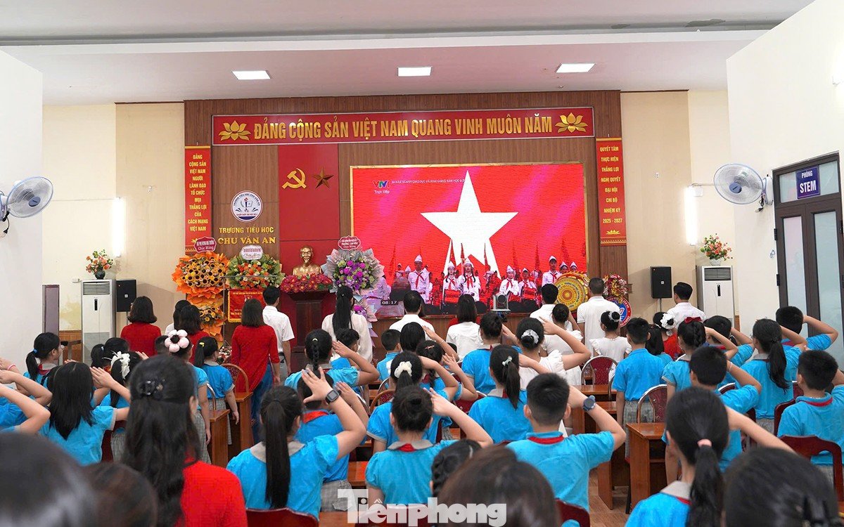 Tại Trường tiểu học Chu Văn An (phường Gia Viên, TP Hải Phòng), do trời mưa, thầy và trò dự lễ khai giảng trực tuyến trong phòng đa năng và các lớp học. Dịp này, Trường tiểu học Chu Văn An vinh dự nhận cờ thi đua "Đơn vị xuất sắc dẫn đầu công tác Đội và phong trào thiếu nhi khối tiểu học" của Thành Đoàn Hải Phòng.