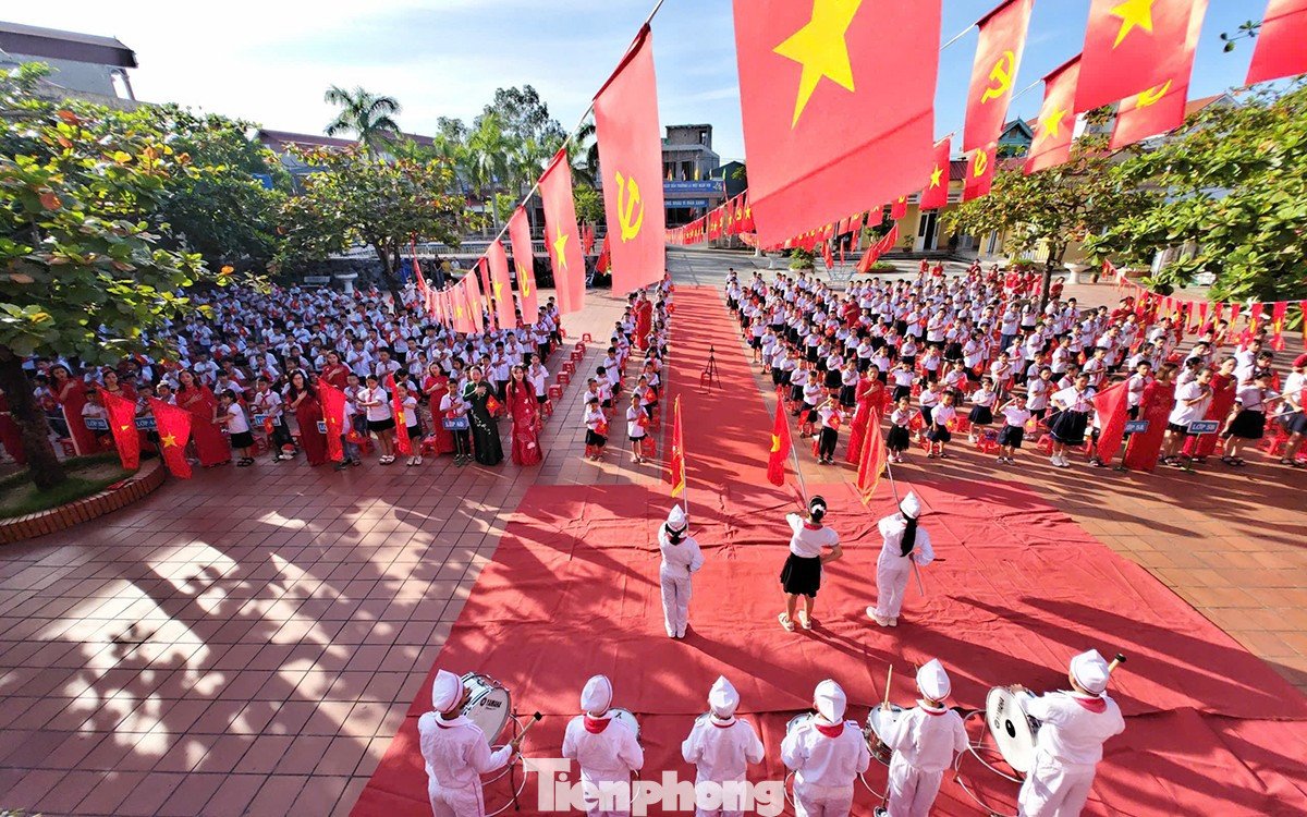 Trong khi đó, tại Trường tiểu học Thanh Tùng được trang hoàng cờ hoa đỏ rực. Hàng trăm em học sinh dự lễ khai giảng với các nghi lễ truyền thống kết hợp trực tuyến với điểm cầu Trung ương.
