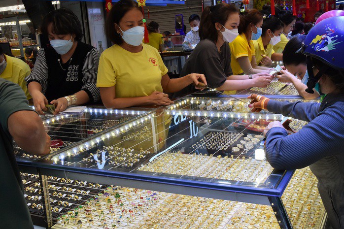 Giá vàng hôm nay đảo chiều đi xuống