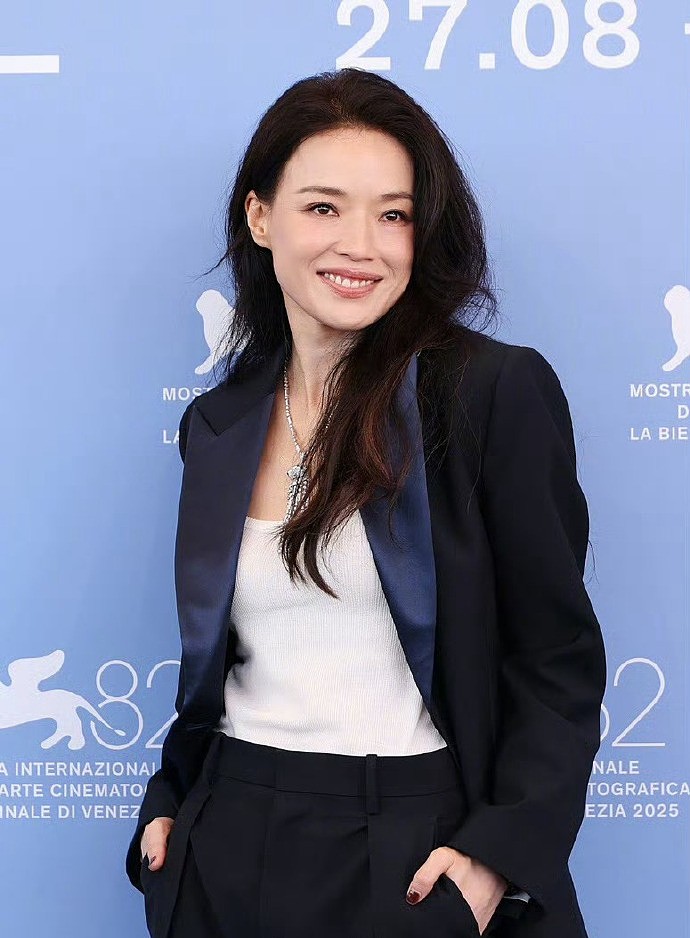 Thư Kỳ tại buổi photocall cùng ngày. Tại sự kiện, ngôi sao thừa nhận cảm thấy 'áp lực rất lớn' với vai trò đạo diễn. Cô không có thời gian để chăm chút trang điểm và tạo kiểu, hoàn toàn tập trung vào phản hồi của khán giả. Cô nói với truyền thông: 'Là diễn viên, bạn cần thật xinh đẹp. Nhưng làm đạo diễn, bạn chỉ sợ mình đã không làm tốt công việc của bản thân. Bạn chỉ có thể nghĩ: Liệu những người đã xem phim hôm qua có thích nó không? Phim được quay như thế nào? Có ai không thích không?'.