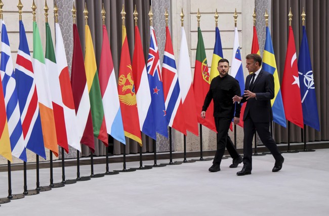 Tổng thống Ukraine Volodymyr Zelensky (trái) và Tổng thống Pháp Emmanuel Macron tham dự cuộc họp ở Paris hôm 4-9. Ảnh: AP
