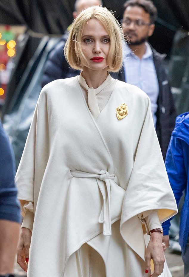 Angelina Jolie trên phim trường Anxious People. Ảnh: Click/ Wire