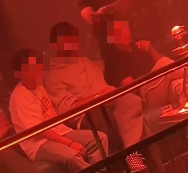 Hình ảnh nam streamer nổi tiếng hút shisha trong quán bar. Ảnh cắt từ clip trên MXH