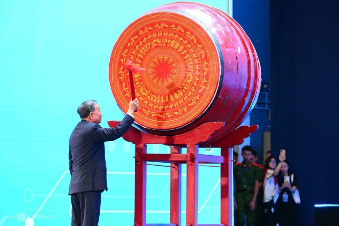 Tổng Bí thư Tô Lâm đánh trống khai giảng năm học 2025-2026. Ảnh: Giang Huy