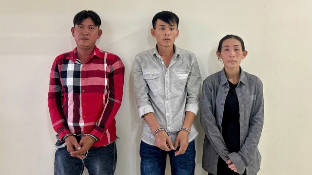 Lê Thị Thùy Dung, Lương Hưởng Phúc, Lư Văn Đen (từ phải qua trái) bị cơ quan Công an tạm giữ để phục vụ công tác điều tra. Ảnh: Công an tỉnh Vĩnh Long