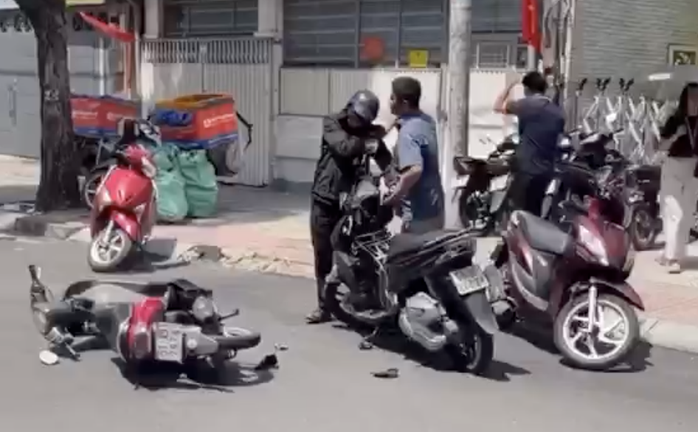 Hình ảnh ghi lại người đàn ông đánh người trên đường Trần Nhật Duật.