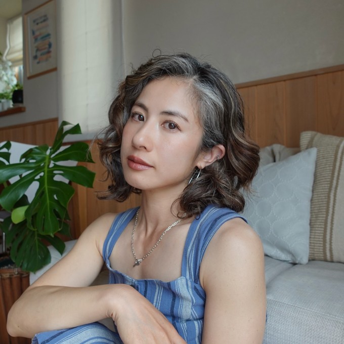 Yukari cho biết tập trung vào chăm sóc tóc chắc khỏe, bóng mượt sẽ giúp tổng thể mái tóc trông đẹp hơn, bớt cảm giác già nua do màu tóc bạc đem lại.