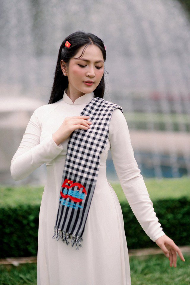Thời gian gần đây, khi xác định chuyển sang dòng nhạc Cách mạng, Duyên Quỳnh cũng tự động thay đổi thời trang trên sân khấu của mình. Nữ ca sĩ chỉ chọn áo dài để trình diễn trước khán giả.